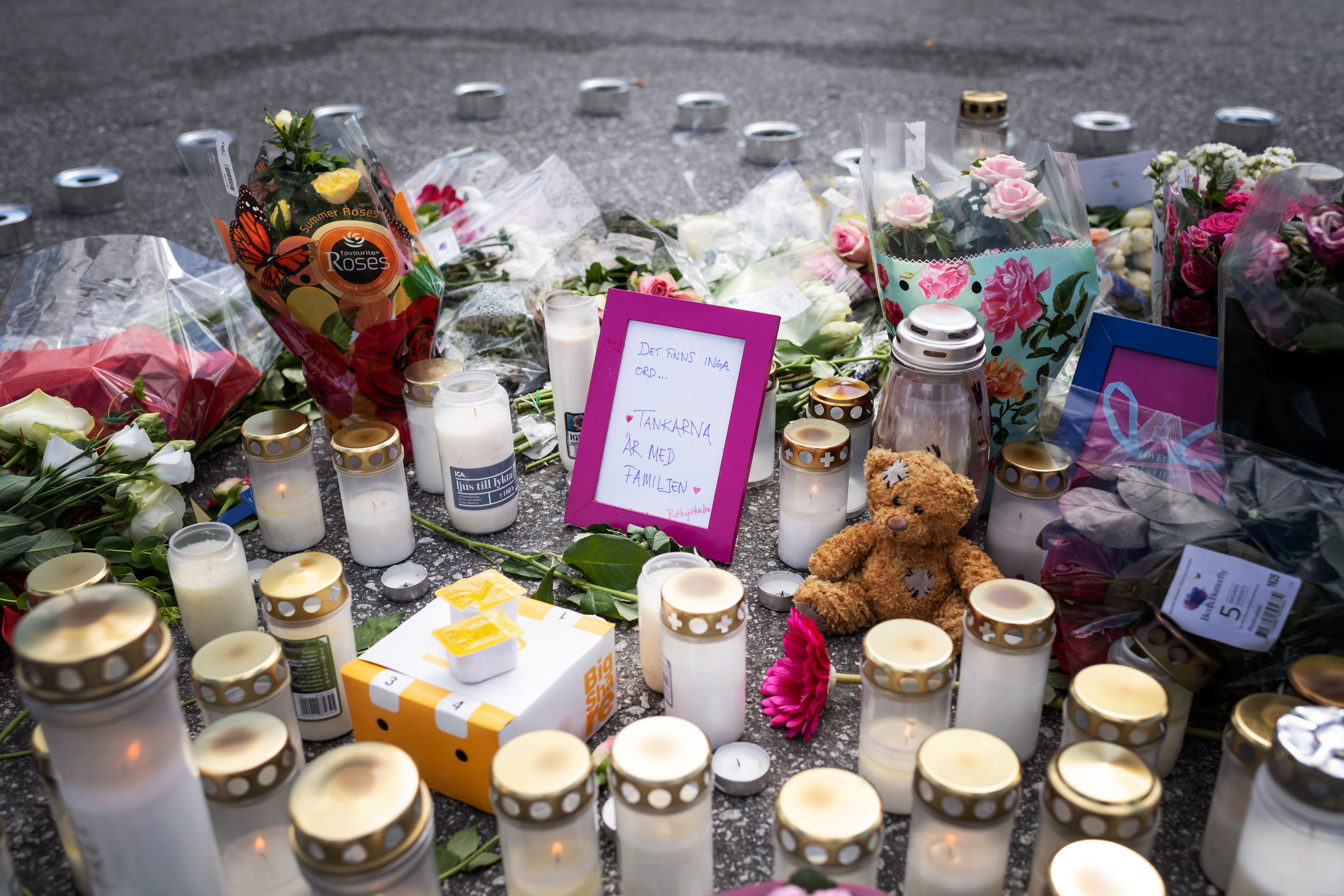 Blommor och ljus på platsen där en tolvårig flicka sköts ihjäl.